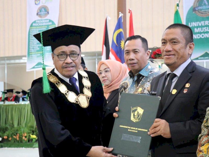Bupati Luwu Timur, Irwan Bachri Syam, menerima penghargaan sebagai Alumni Berprestasi dari Universitas Muslim Indonesia (UMI) Makassar, di Auditorium Al Jibra, Kampus II UMI Makassar, Senin (23/06/2025).  @Jejakfakta/dok. Humas Pemkab Lutim