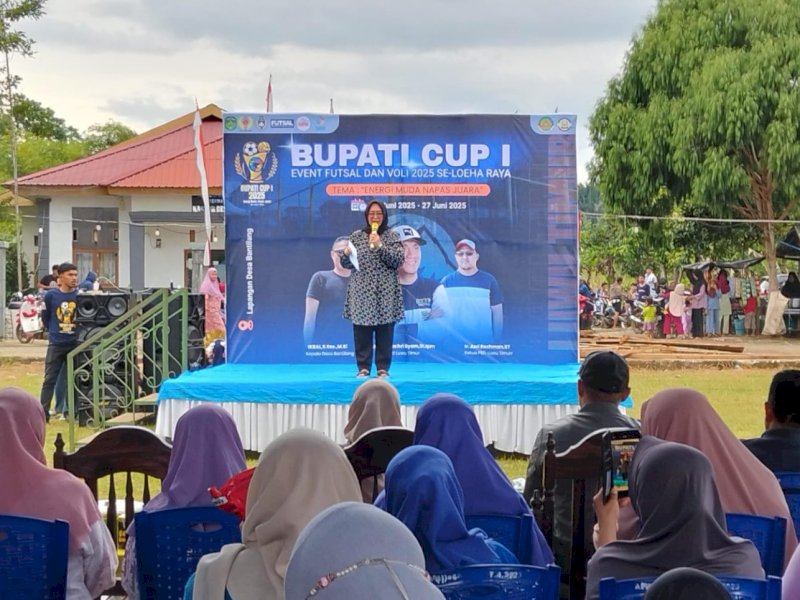  Wakil Bupati Luwu Timur, Puspawati Husler secara resmi membuka turnamen Bupati Cup 1 Tahun 2025 se-Loeha Raya, di Lapangan Desa Bantilang, Kecamatan Towuti, Minggu (22/6/2025). @Jejakfakta/dok. Humas Pemkab Lutim
