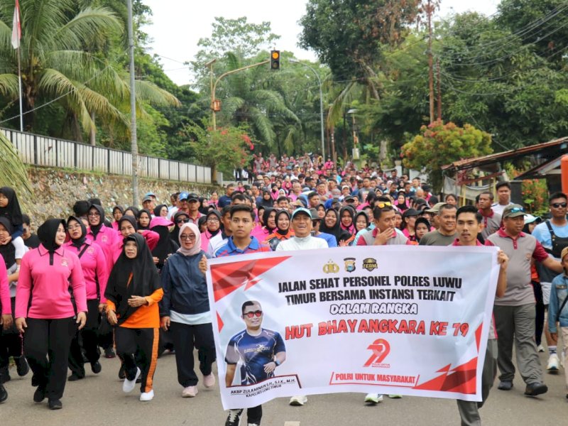 Bupati Irwan Bachri Syam dan Wakil Bupati Puspawati Husler, mengikuti jalan sehat peringatan Hari Bhayangkara ke-79 yang digelar Polres Luwu Timur pada Ahad pagi (22/6/2025). @Jejakfakta/dok. Humas Pemkab Lutim