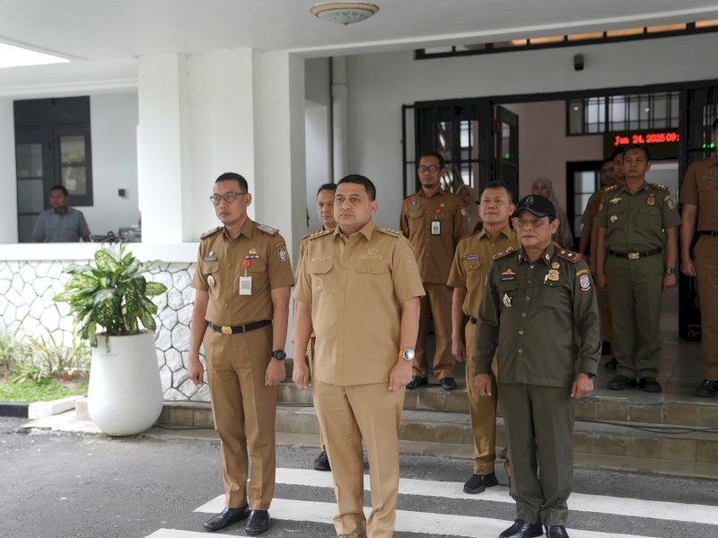 Wali Kota Makassar, Munafri Arifuddin, memimpin kegiatan menyanyikan lagu Indonesia Raya bersama para ASN di Halaman Kantor Balai Kota Makassar, Selasa (24/6/2025), pukul 09.57 hingga 10.00 WITA. @Jejakfakta/dok. Humas Pemkot Makassar