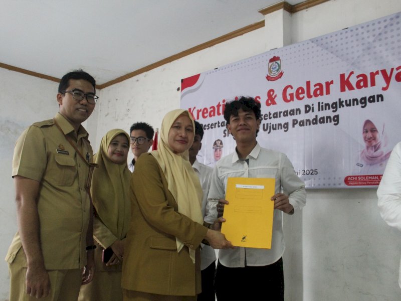 Kepala Dinas Pendidikan Kota Makassar, Achi Soleman, menyerahan ijazah secara seremoni Paket A, B, dan C,  dilaksanakan di Sanggar Kegiatan Belajar (SKB) Ujung Pandang, Selasa (24/6/2025). @Jejakfakta/dok. Humas Pemkot Makassar