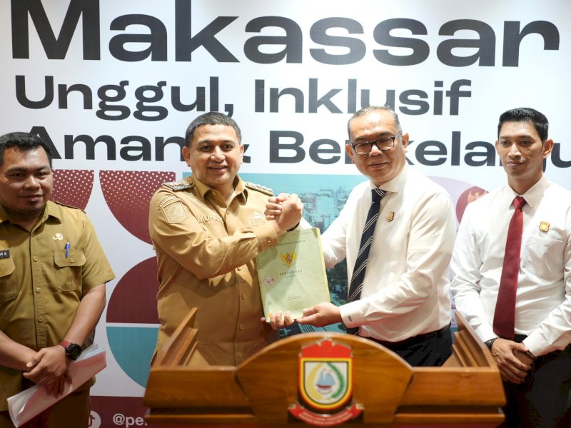 Kepala Kejaksaan Negeri Makassar, Nauli Rahim Siregar, saat menyerahkan sertipikat lahan perumahan Pemda Manggala, kepada Wali Kota Makassar, Munafri Arifuddin di kantor Balai Kota, Senin (23/6/2025). @Jejakfakta/dok. Humas Pemkot Makassar