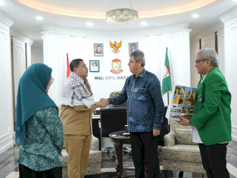 Wali Kota Makassar, Munafri Arifuddin, bersama Ketua TP PKK Makassar, Melinda Aksa, saat menerima kunjungan kehormatan Duta Besar Palestina untuk Indonesia, H.E. Dr. Zuhair, S.M Al-Shun, di Kantor Balai Kota Makassar, Senin (23/6/2025). @Jejakfakta/dok. Humas Pemkot Makassar 