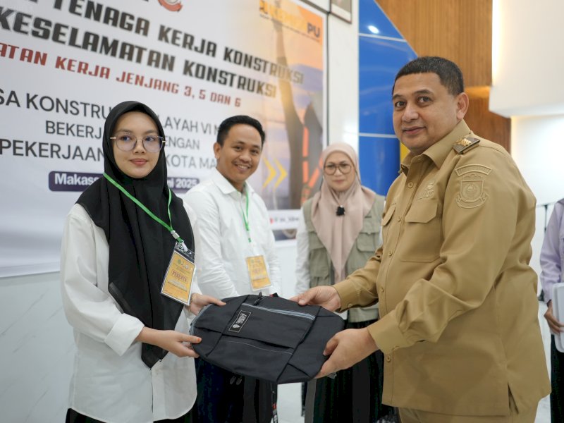 Wali Kota Makassar, Munafri Arifuddin, menyerahkan tas secara simbolis Pembekalan Teknis dan Uji Sertifikasi Tenaga Kerja Konstruksi yang digelar oleh Balai Jasa Konstruksi Wilayah VI Makassar di Auditorium Jl. Batara Bira No. 36 Baddoka, Senin (23/6/2025). @Jejakfakta/dok. Humas Pemkot Makassar