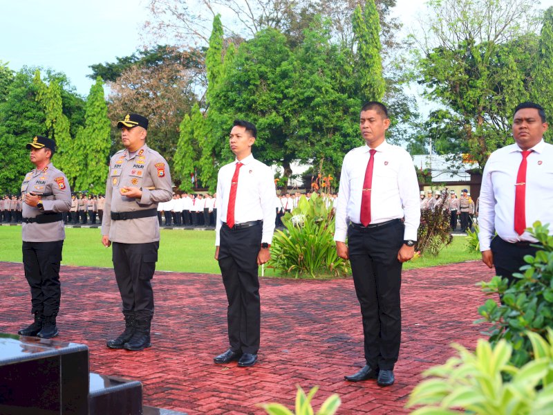Polda Sulsel memberikan penghargaan kepada 137 personel atas kinerja dan prestasi luar biasa, di halaman Mapolda Sulsel, Senin (23/6/2025). @Jejakfakta/dok. Humas Polda Sulsel