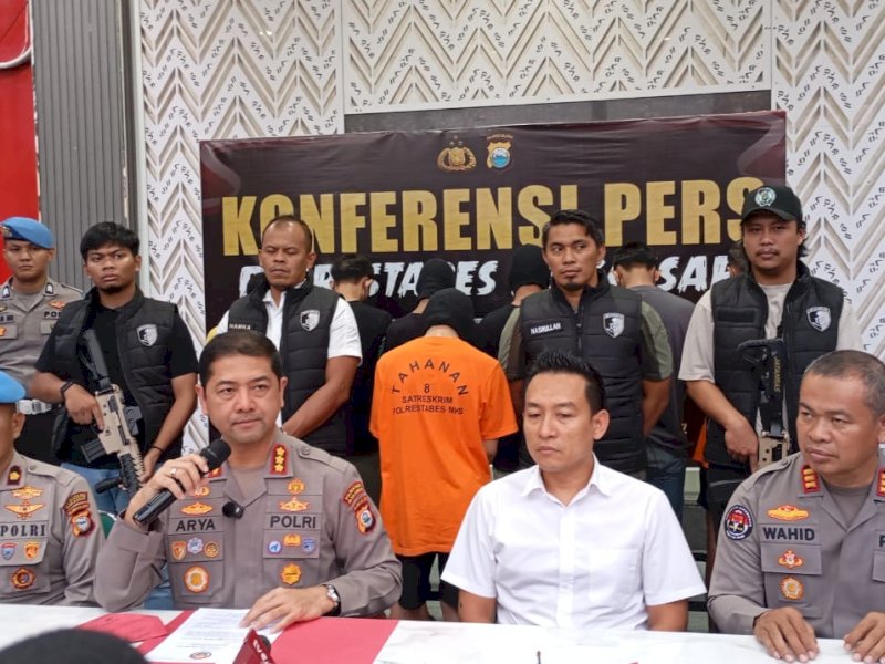 Kapolrestabes Makassar, Kombes Pol Arya Perdana, saat memberikan keterangan pers terkait penangkapan seorang remaja berinisial MFH (17) yang diduga sebagai pimpinan geng motor dalam aksi kekerasan jalanan. @Jejakfakta/dok. Istimewa