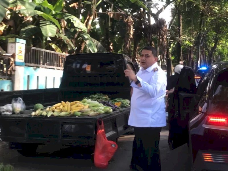 Wali Kota Makassar, Munafri Arifuddin, melakukan inspeksi mendadak ke pasar tumpah di kawasan Tello Baru, Rabu pagi (25/6/2025). @Jejakfakta/dok. Humas Pemkot Makassar