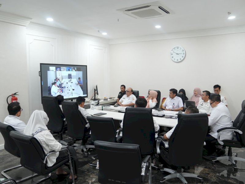 Wali Kota Makassar, Munafri Arifuddin, saat mengikuti rapat monitoring progres proyek PSEL yang digelar secara virtual oleh Kementerian Koordinator Bidang Infrastruktur dan Pembangunan Kewilayahan, Rabu (25/6/2025). @Jejakfakta/dok. Humas Pemkot Makassar