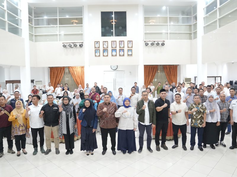 Wali Kota Makassar Munafri Arifuddin, bersama Wakil Wali Kota Aliyah Mustika Ilham, foto bersama usai rapat koordinasi penanganan sampah di Rumah Jabatan Wali Kota, Rabu malam (25/6/2025). @Jejakfakta/dok. Humas Pemkot Makassar 