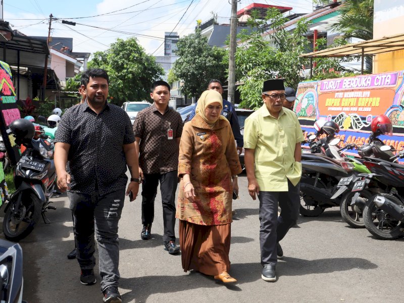 Wakil Wali Kota Makassar, Aliyah Mustika Ilham, bersama Wali Kota Makassar periode 2004&ndash;2014, Ilham Arief Sirajuddin, melayat ke rumah duka almarhum Gafni Gaffar di Bumi Tirta Gardenia Blok E No. 15, Racing Centre, Kamis (26/6/2025). @Jejakfakta/dok. Humas Pemkot Makassar