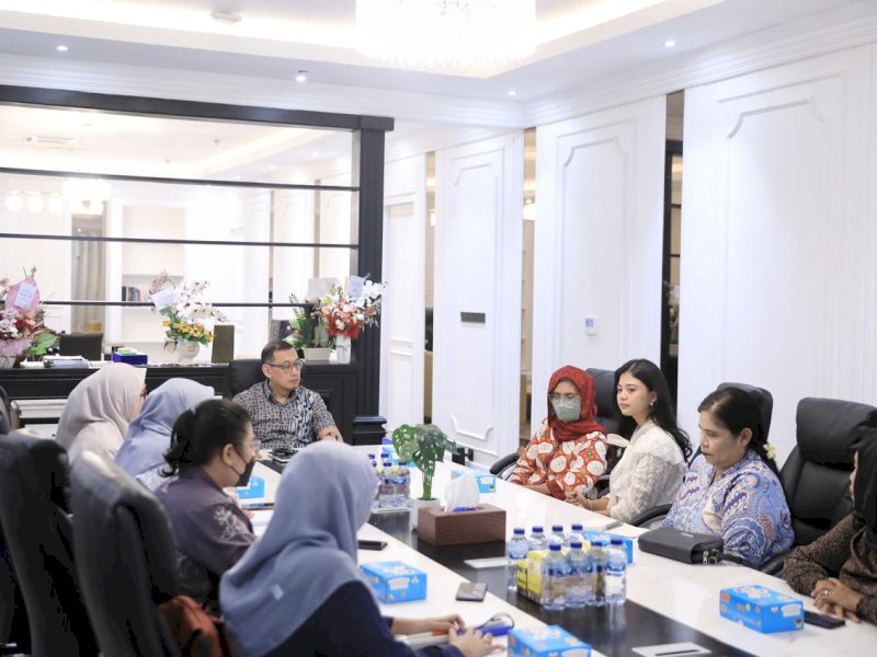 Sekretaris Daerah (Sekda) Kota Makassar, Andi Zulkifly, menerima audiensi pengurus Himpunan Wanita Disabilitas Indonesia (HWDI) Sulawesi Selatan di Balai Kota Makassar, Kamis (26/6/2025). @Jejakfakta/dok. Humas Pemkot Makassar