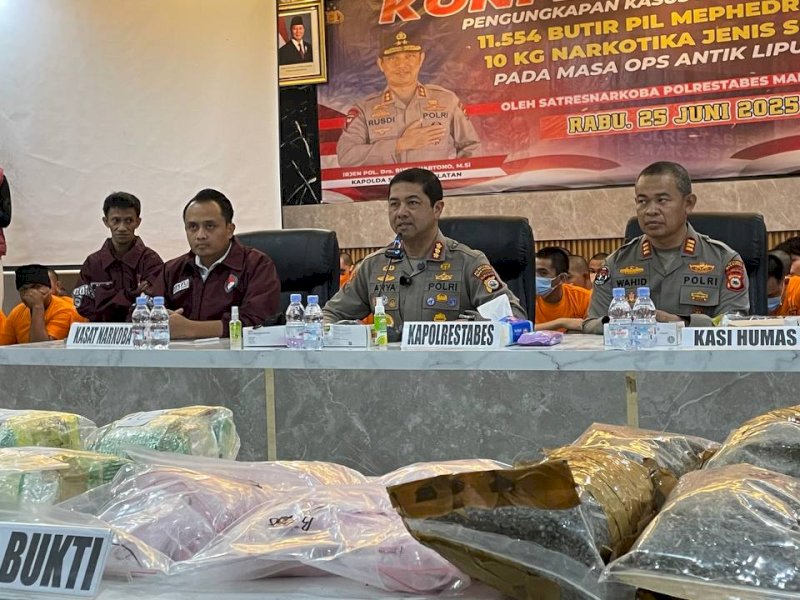 Kapolrestabes Makassar, Kompol Arya Perdana, dalam konferensi pers di Mapolrestabes, Rabu (25/6/2025). @Jejakfakta/dok. Istimewa 