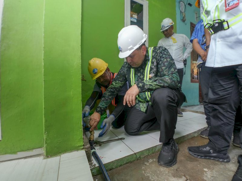 Wali Kota Makassar Munafri Arifuddin, menghadirkan program sambungan air bersih gratis, yang secara simbolis diluncurkan di Jalan Monumen Emmy Saelan, Kecamatan Rappocini, Kamis (26/6/2025). @Jejakfakta/dok. Humas Pemkot Makassar