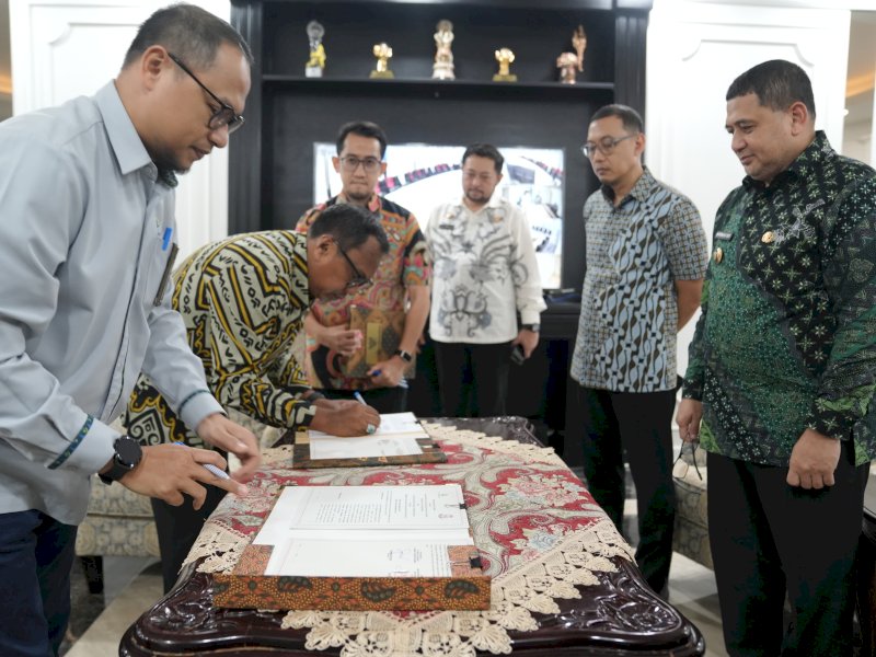 Pemkot Makassar dan Bank Sulselbar juga menandatangani Nota Kesepahaman (MoU) tentang pemanfaatan layanan perbankan dalam pengelolaan keuangan daerah, di Balai Kota, Kamis (26/6/2025). @Jejakfakta/dok. Humas Pemkot Makassar
