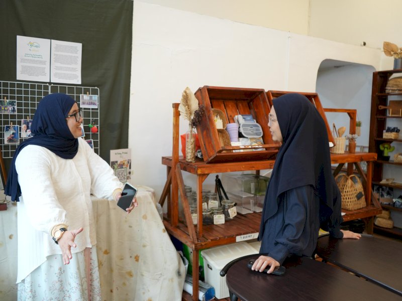 Ketua Dewan Kerajinan Nasional Daerah (Dekranasda) Kota Makassar, Melinda Aksa, saat mengunjungi Artani Ecofriendly Bulkstore di Jalan Botolempangan, Rabu (25/6/2025). @Jejakfakta/dok. Humas Pemkot Makassar
