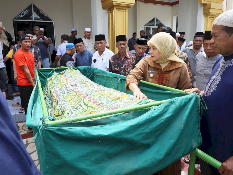 Wakil Wali Kota Makassar, Aliyah Mustika Ilham, saat melayat ke Masjid Lailatul Qadri, tempat jenazah dishalatkan sebelum dimakamkan. @Jejakfakta/dok. Humas Pemkot Makassar