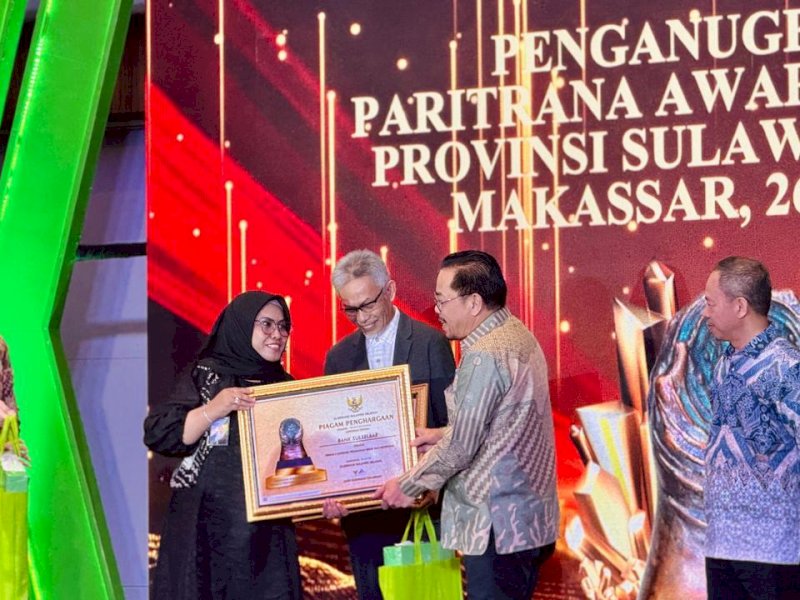 Bank Sulselbar menerima penghargaaan Paritrana Award 2024 untuk kategori Perusahaan Besar Menengah, di Hotel Four Points by Sheraton Makassar, Kamis (26/6/2025). @Jejakfakta/dok. Istimewa 