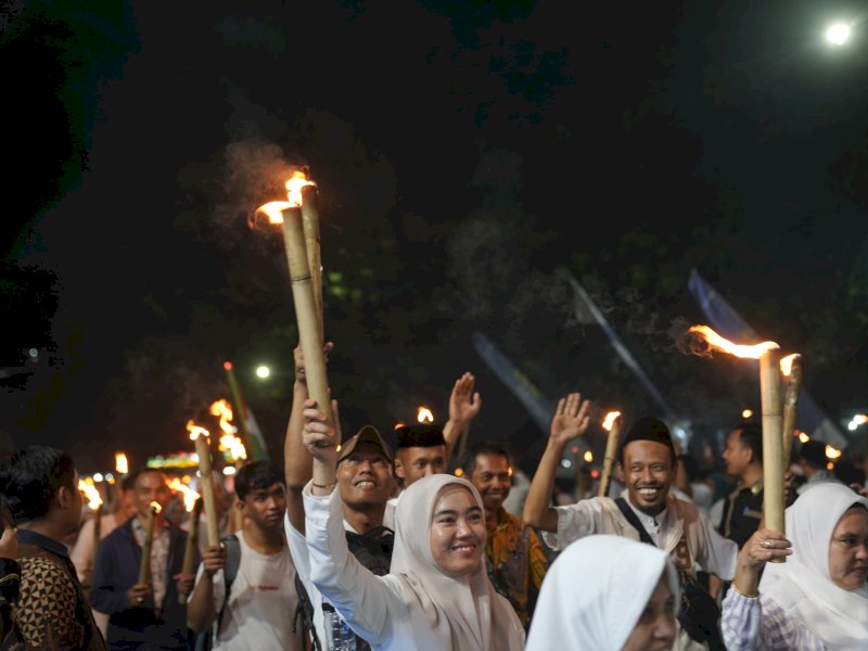 Ribuan warga Makassar mengikuti Pawai Obor dalam rangkaian Festival dan Renungan Muharram yang diselenggarakan oleh Yayasan Islamic Center (YIC) Masjid Al-Markaz Al-Islami Jenderal M. Yusuf, Kamis malam (26/6/2025). @Jejakfakta/dok. Humas Pemkot Makassar