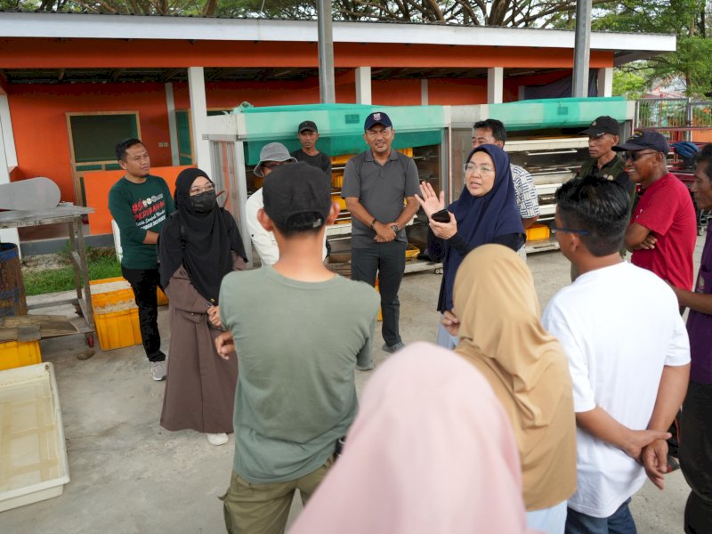 Ketua Tim Penggerak PKK Kota Makassar, Melinda Aksa, meninjau langsung Tempat Pengolahan Sampah Reduce Reuse Recycle (TPS3R) di Kelurahan Untia, Kecamatan Biringkanaya, Jumat (27/6/2025). @Jejakfakta/dok. Humas Pemkot Makassar