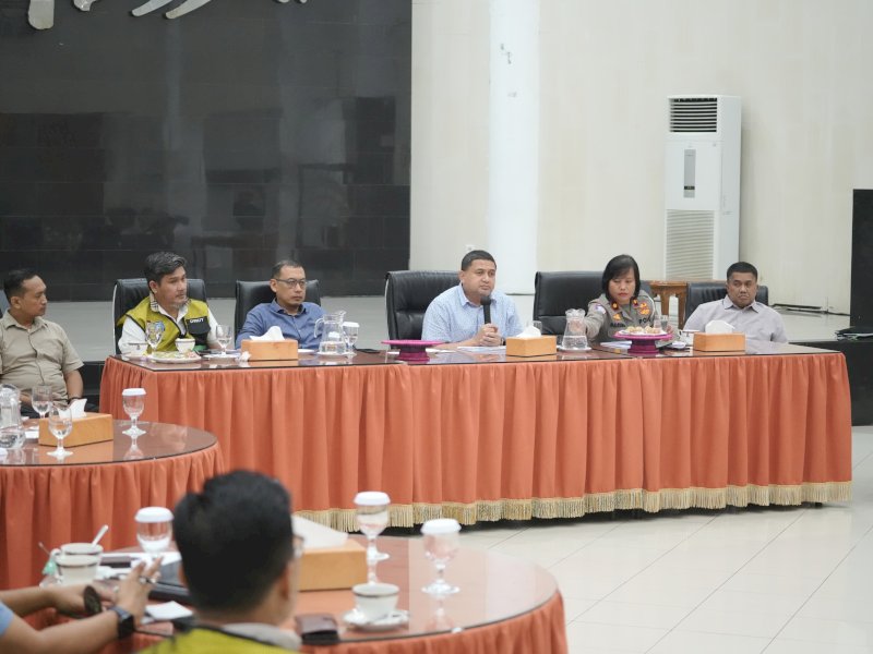 Rapat koordinasi lintas sektor penataan ulang sistem parkir dengan menargetkan penertiban parkir liar secara terpadu di Rumah Jabatan Wali Kota Makassar, Jumat (27/6/2025) petang. @Jejakfakta/dok. Humas Pemkot Makassar