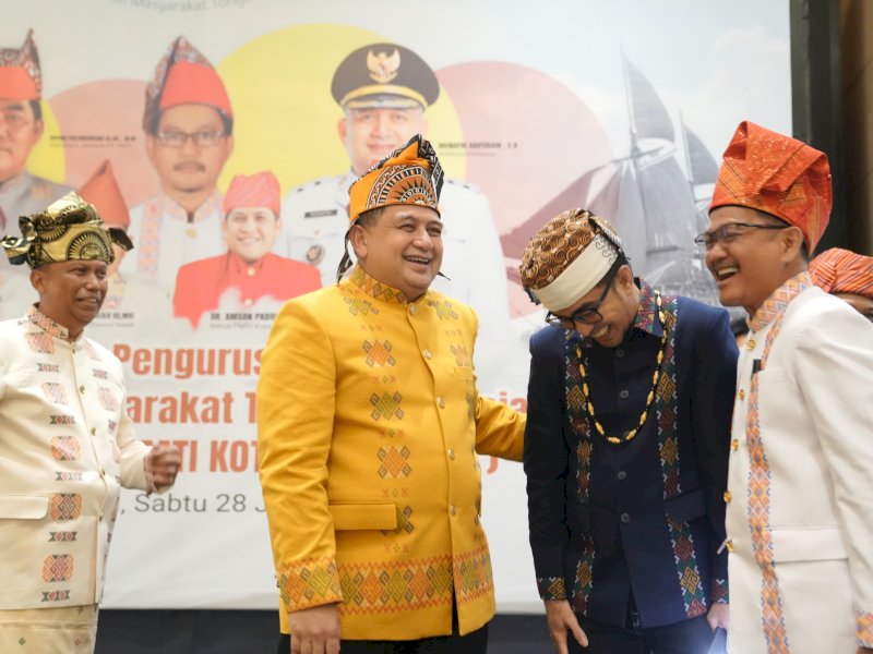 Wali Kota Makassar, Munafri Arifuddin, menghadiri pelantikan pengurus Persatuan Masyarakat Toraja Indonesia (PMTI) Kota Makassar periode 2025&ndash;2030 yang digelar di Ballroom Hotel Novotel Grand Shayla Makassar, Sabtu malam (28/6/2025). @Jejakfakta/dok. Humas Pemkot Makassar