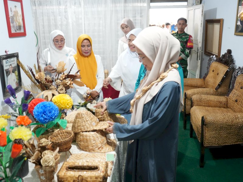 Ketua Tim Penggerak PKK Kota Makassar, Melinda Aksa, mengunjungi rumah produksi kerajinan tangan berbahan eceng gondok milik Komunitas Pemberdayaan Kasih Bunda di Kelurahan Sambung Jawa, Kecamatan Mamajang, Sabtu (28/6/2025). @Jejakfakta/dok. Humas Pemkot Makassar