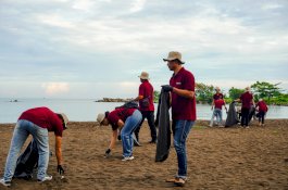 GMTD Kumpulkan 120 Kilogram Sampah dalam Aksi Bersih Pantai Akkarena