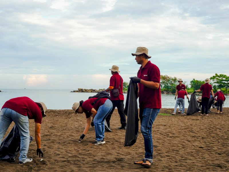 PT Gowa Makassar Tourism Development Tbk. (GMTD) menggelar aksi bersih-bersih pantai di kawasan Akkarena, untuk memperingati Hari Lingkungan Hidup dan Hari Laut Sedunia, Kamis (26/6/2025). @Jejakfakta/dok. Istimewa