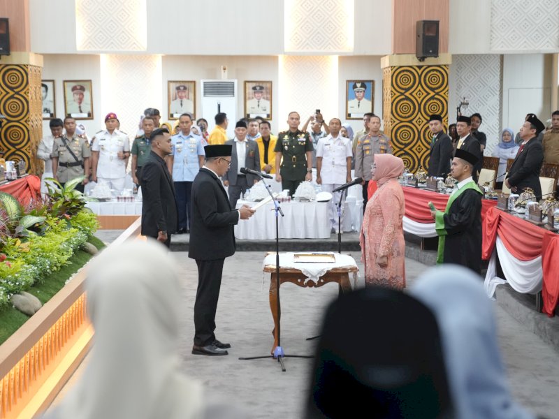 Ketua DPRD Makassar, Supratman, melantik Apiaty K. Amin Syam sebagai Pengganti Antar Waktu (PAW) anggota DPRD sisa masa jabatan 2024&ndash;2029, dalam Rapat Paripurna, Senin (30/6/2025). @Jejakfakta/dok. Humas Pemkot Makassar