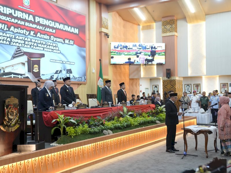 Ketua DPRD Makassar, Supratman, melantik Apiaty K. Amin Syam sebagai Pengganti Antar Waktu (PAW) anggota DPRD sisa masa jabatan 2024&ndash;2029, dalam Rapat Paripurna, Senin (30/6/2025). @Jejakfakta/dok. Humas Pemkot Makassar