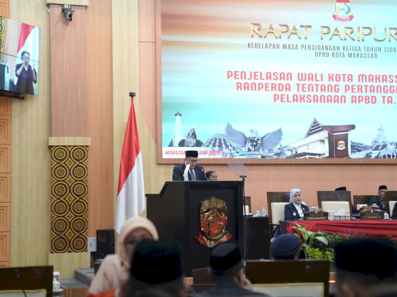 Wali Kota Makassar Munafri Arifuddin, menyampaikan penjelasan atas Ranperda tentang Pertanggungjawaban Pelaksanaan APBD Tahun Anggaran 2024 dalam Rapat Paripurna DPRD Kota Makassar, Senin (30/6/2025). @Jejakfakta/dok. Humas Pemkot Makassar