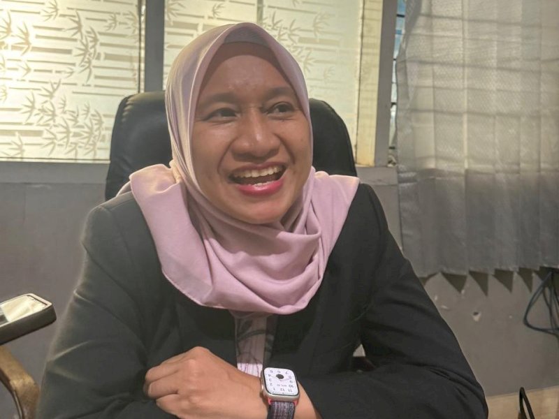 Kepala Dinas Pendidikan Kota Makassar, Achi Soleman, saat memberikan keterangan pers, Senin (30/6/2025). @Jejakfakta/dok. Humas Pemkot Makassar