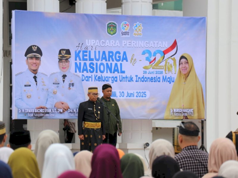 Sekretaris Daerah Lutim, H. Bahri Suli, memimpin upacara bendera memperingati Hari Keluarga Nasional (Harganas) ke-32 di Halaman Kantor Bupati, Senin (30/6/2025). @Jejakfakta/dok. Humas Pemkab Lutim
