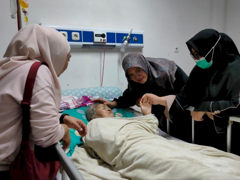 Wakil Bupati Luwu Timur, Puspawati Husler, turun langsung menyerahkan bantuan kepada Lansia tanpa pendamping keluarga di RS I Lagaligo, Kecamatan Wotu, Jumat (27/06/2025). @Jejakfakta/dok. Humas Pemkab Lutim 