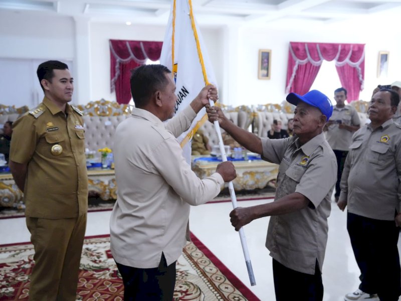 Disaksikan langsung Bupati Pangkep, Penyerahan Bendera Pataka sebagai tanda pengurus Kontak Tani Nelayan Andalan (KTNA) Kabupaten Pangkep masa bakti 2024&ndash;2029 resmi dilantik oleh Ketua KTNA Provinsi Sulawesi Selatan di Aula Rumah Jabatan Bupati Pangkep, Senin (30/6/2025). @jejakfaktacom/Humas Pemda Pangkep