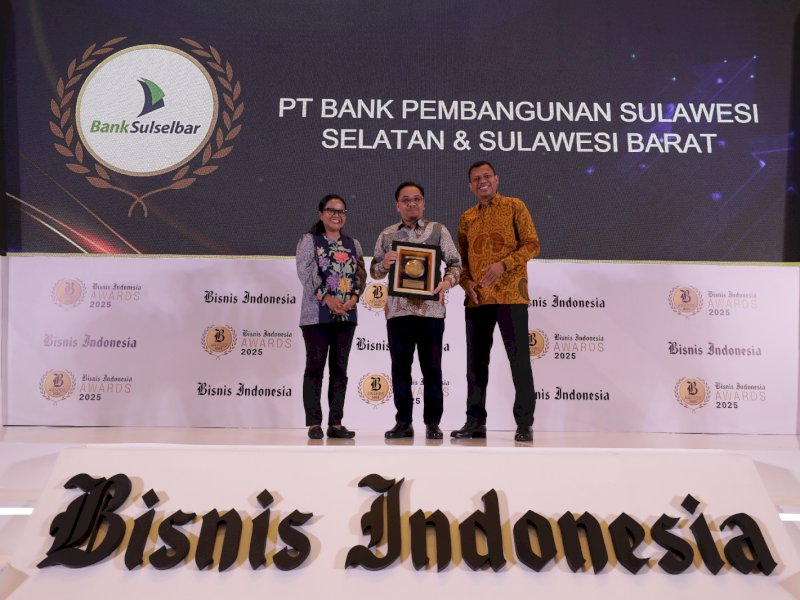 Bank Sulselbar meraih penghargaan dalam kategori Outstanding Performance in Regional Sharia Banking pada ajang Bisnis Indonesia Award (BIA) 2025 yang digelar di The Westin Hotel, Jakarta Selatan, pada Senin (30/6/2025). @Jejakfakta/dok. Istimewa