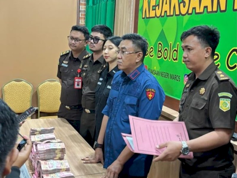 Kejari Maros menetapkan satu orang tersangka dalam kasus dugaan tindak pidana korupsi belanja internet Command Center di Dinas Komunikasi, Informatika, Statistik, dan Persandian Kabupaten Maros untuk tahun anggaran 2021&ndash;2023. @Jejakfakta/Istimewa