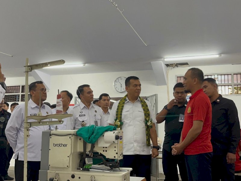 Dalam kunjungan kerjanya ke Lapas Kelas I Makassar, Selasa (1/7/2025), Wakil Menteri Imigrasi dan Pemasyarakatan, Silmy Karim, menyampaikan arahan tegas dan strategis kepada seluruh Kepala Unit Pelaksana Teknis (UPT) Pemasyarakatan se-Sulawesi Selatan. Kegiatan yang dihadiri langsung oleh Kepala Kantor Wilayah Ditjenpas Sulsel, Rudy Fernando Sianturi, ini menjadi ruang reflektif bagi jajaran pemasyarakatan untuk menyelaraskan kinerja dengan visi besar Kementerian.