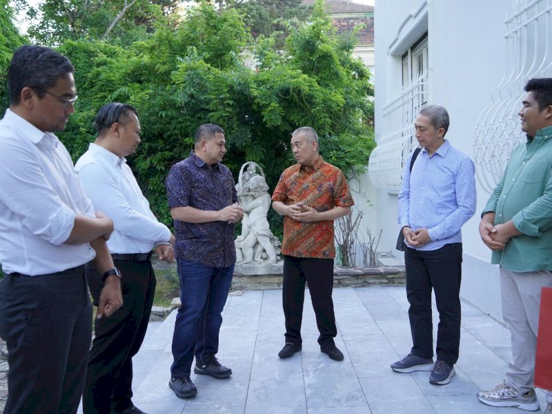 Wali Kota Makassar, Munafri Arifuddin, saat disambut oleh Duta Besar Republik Indonesia untuk Austria, merangkap Slovenia, PBB, dan organisasi internasional di Wina, Damos Dumoli Agusman, Selasa (1/7/2025) malam waktu setempat. @Jejakfakta/dok. Humas Pemkot Makassar