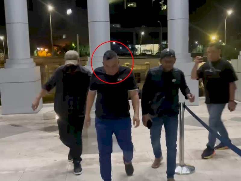 Tim Tabur Kejati Sulsel bersama Tim AMC Kejaksaan Agung dan Tim Pidana Khusus Kejari Nabire berhasil menangkap buronan kasus korupsi bernama H. Muh. Nasri, di Kota Makassar, Kamis dini hari (3/7/2025). @Jejakfakta/dok. Istimewa