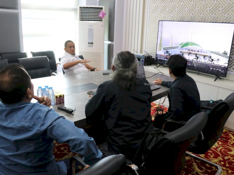 Tim konsultan presentasikan desain baru Islamic Center di hadapan Bupati Luwu Timur, Irwan Bachri Syam, di ruang rapat kerja Kantor Bupati, Jumat (4/7/2025). @Jejakfakta/dok. Humas Pemkab Lutim