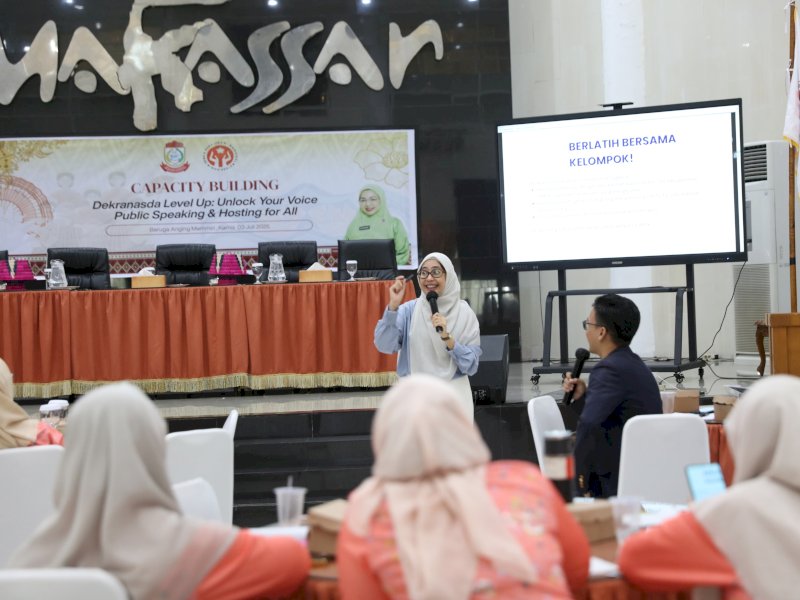 Dekranasda Kota Makassar menyelenggarakan pelatihan bertajuk &ldquo;Dekranasda Level Up: Unlock Your Voice Public Speaking & Hosting for All&rdquo;, di Baruga Anging Mammiri, Kamis (3/7/2025). @Jejakfakta/dok. Humas Pemkot Makassar