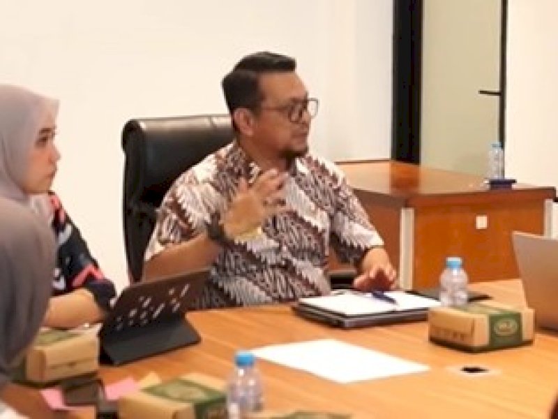  Kepala Dinas Koperasi dan UKM Kota Makassar, Arlin Ariesta, memimpin rapat koordinasi bersama Tim Teknis Inkubator UMKM pada Rabu (2/7/2025). @Jejakfakta/dok. Istimewa