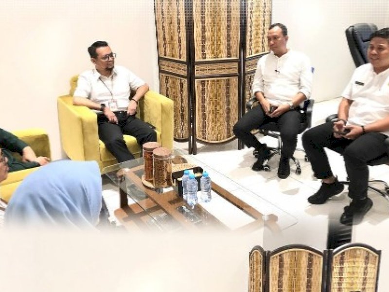Kepala Dinas Koperasi dan UKM Kota Makassar, Arlin Ariesta, menerima kunjungan audiensi dari Pimpinan Cabang Utama Bank Sulselbar Makassar, di ruang kerjanya, Rabu (2/7/2025). @Jejakfakta/dok. Istimewa