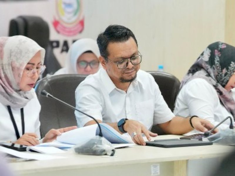 Kepala Dinas Koperasi dan UKM Kota Makassar, Arlin Ariesta, saat menghadiri rapat di Ruang Badan Anggaran DPRD Kota Makassar pada Rabu (2/7/2025). @Jejakfakta/dok. Istimewa