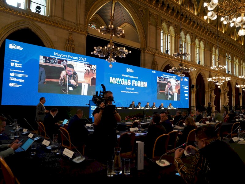 Wali Kota Makassar, Munafri Arifuddin, diskusi mengenai transisi energi dan lingkungan di World Cities Summit Mayors Forum (WCSMF) 2025 di Wina, Austria, pada Jumat (4/7/2025). @Jejakfakta/dok. Humas Pemkot Makassar