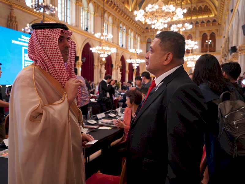 Wali Kota Makassar, Munafri Arifuddin, saat berbincang dengan  Wali Kota Makkah Musaad Al Daood, di World Cities Summit Mayors Forum (WCSMF) 2025. @Jejakfakta/dok. Humas Pemkot Makassar