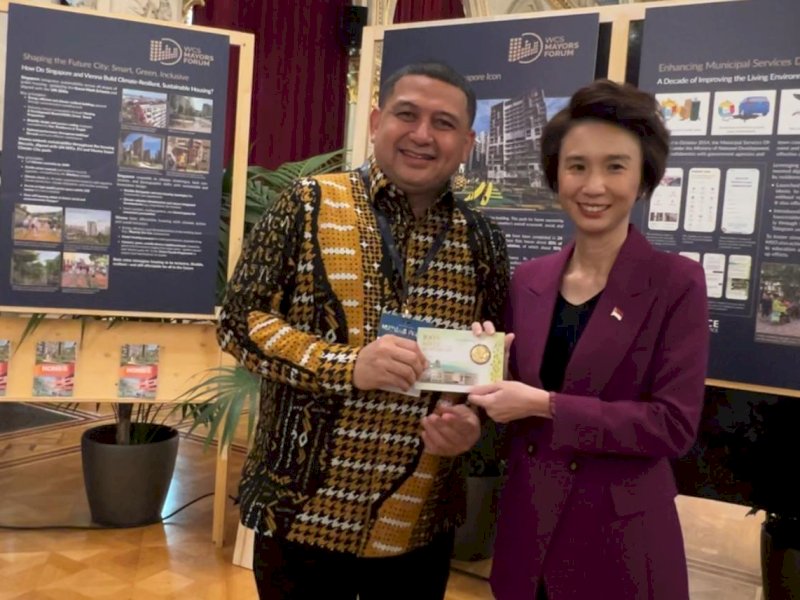 Wali Kota Makassar, Munafri Arifuddin, menerima koin  Peringatan 100 Tahun Kelahiran Lee Kuan Yew,  oleh Minister Low Yen Ling dari Singapura, di World Cities Summit Mayors Forum (WCSMF) 2025 yang digelar di Vienna, Austria, Kamis (3/7/2025). @Jejakfakta/dok. Humas Pemkot Makassar