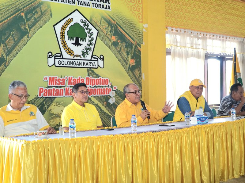Ilham Arief Sirajuddin (IAS) mengakui Golkar Tana Toraja sebagai salah satu DPD II dengan kinerja yang sangat baik, melalui pertemuan dengan jajaran pengurus partai Golkar Tana Toraja, Minggu (6/7/2025). @jejakfaktacom/JF.