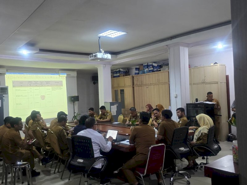  Camat Makassar, Husni Mubarak, menghadiri rapat koordinasi yang digelar Dinas Lingkungan Hidup (DLH) Kota Makassar terkait pelaksanaan Peraturan Wali Kota (Perwali) Nomor 13 Tahun 2025 tentang peninjauan tarif Retribusi Pelayanan Kebersihan, Senin (7/7/2025). @Jejakfakta/dok. Istimewa